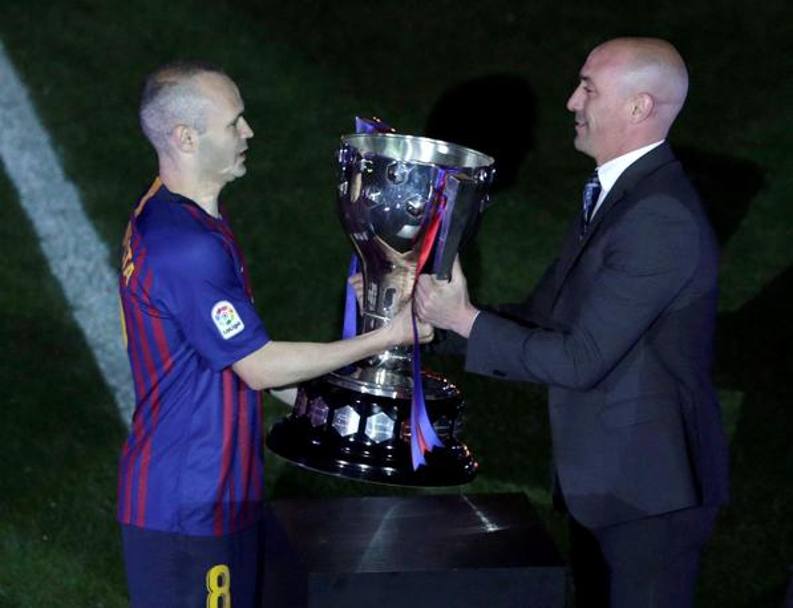 Iniesta riceve il Trofeo della Liga vinta dal suo barcellona da del presidente della Federazione Luis Rubiales. 